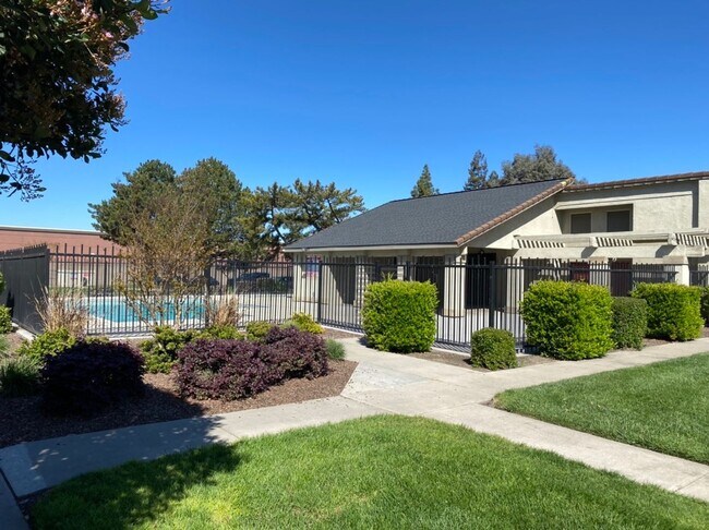 Building Photo - Large Condo near Freeway Access!