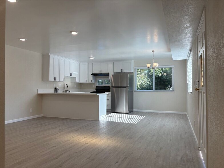 Building Photo - 11555 Archwood St