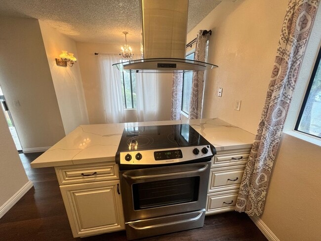 Building Photo - Large 1BR/1BA Updated End Unit (Upper Floor) Condo in Alpine Oaks