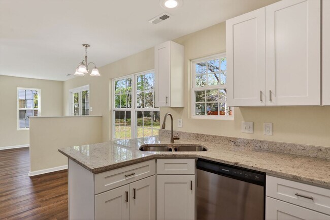 Building Photo - 713 Emerald Ct