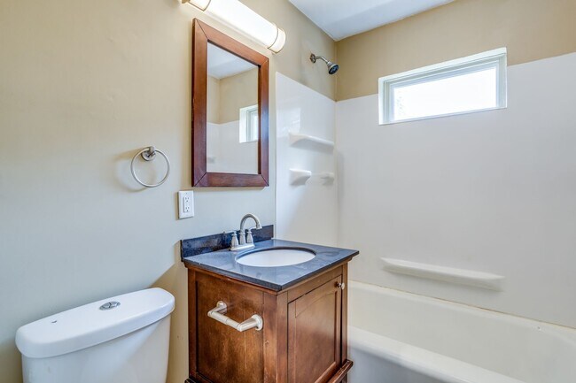 Building Photo - Cozy 2 bedroom 1 bathroom duplex in Southe...