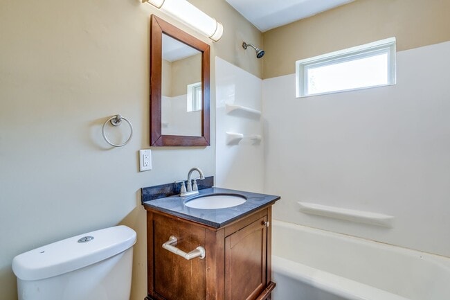 Building Photo - Cozy 2 bedroom 1 bathroom duplex in Southeast Wichita.