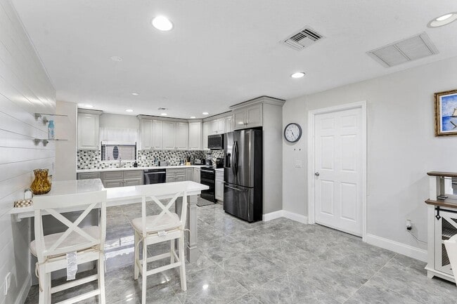 Building Photo - 8103 Covington Ct