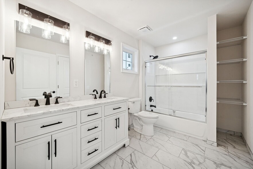 Building Photo - 2215 Lebanon Dr