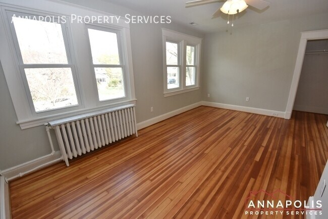 Building Photo - 209 Claude St