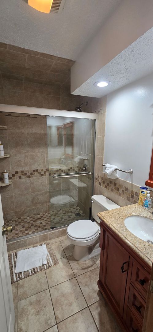 Building Photo - 3 bedroom, 2 bathroom house located in the...