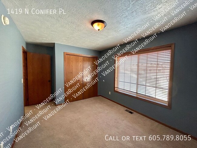 Building Photo - 1419 N Conifer Pl