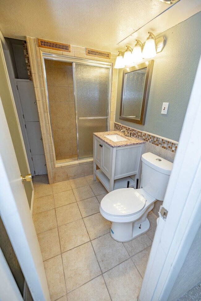 Building Photo - Amazing 3 bed/3 bath rental.  New Flooring!!  Solar Panels!!