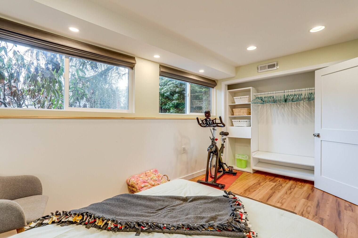 Building Photo - 10052 Interlake Ave N