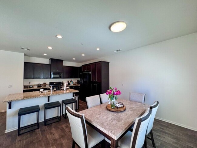 Building Photo - Beautiful 3 bedroom Town house available f...
