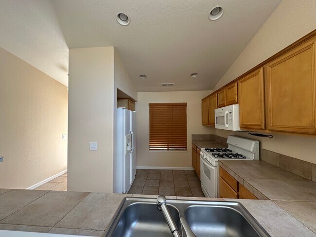 Building Photo - Country living in this single story 3 bedr...