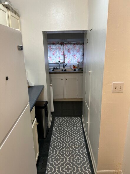 Building Photo - 405 1st St