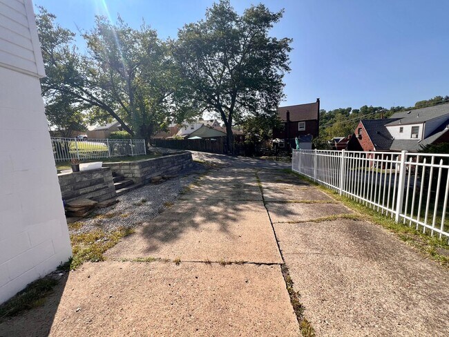 Building Photo - Pittsburgh - 2 Bedroom 1.5 Bathroom - Home...