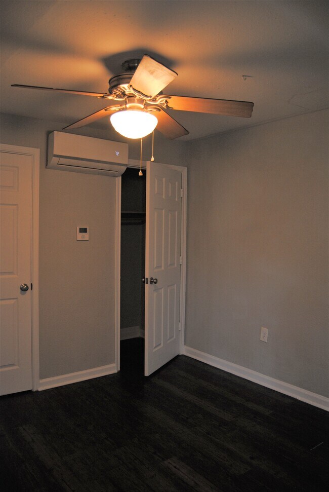 Building Photo - La Marque 6 Unit