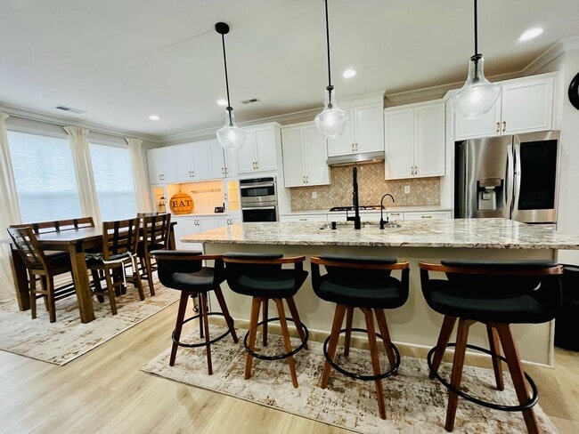 Building Photo - Beautiful 4BR Townhouse in Ballantyne