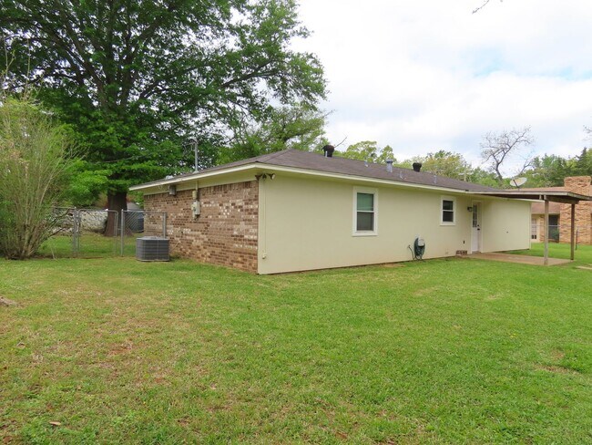 Building Photo - Spacious 4-Bedroom Home in Whitehouse ISD – Pet-Friendly with Large Fenced Yard! Bonus: Lawncare ...