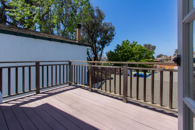Building Photo - 502 Poinsettia Ave