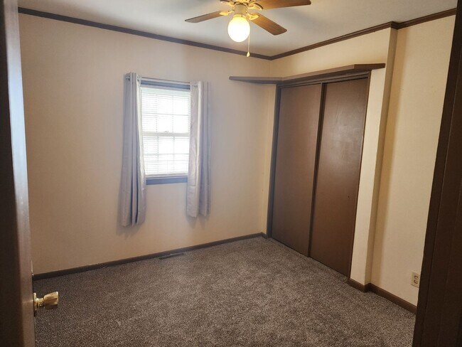 Building Photo - 3 Bedroom House