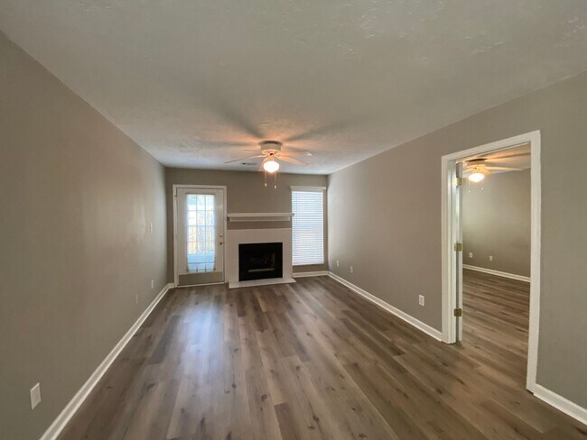 Building Photo - 2 Bedroom, 2 Bath End Unit Townhome in Bro...