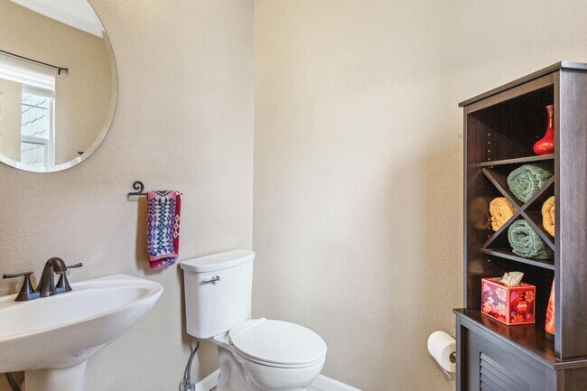 Building Photo - 3 Bedroom, 3 Bth Townhome with 2 Car Garage