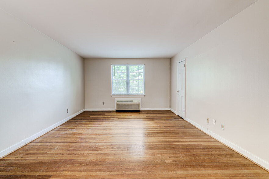 Living Room - 109 E Glebe Rd