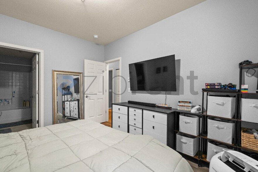 Building Photo - Unit E201
