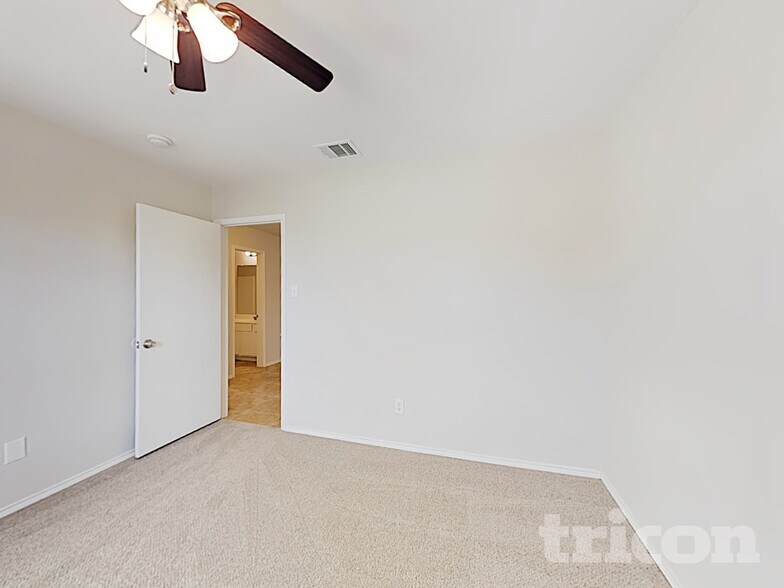 Building Photo - 413 Rustic Grove Ln