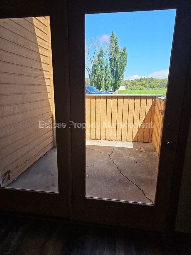 Building Photo - 9 River Dr