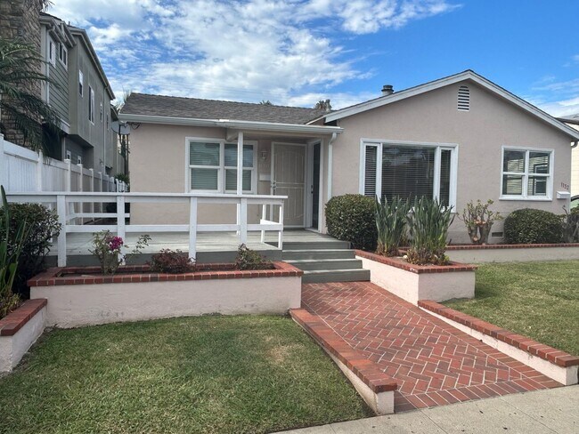 Building Photo - Bright & Sunny 3 Bed, 2 Bath Home – Just 4 Blocks from the Beach & Bay!