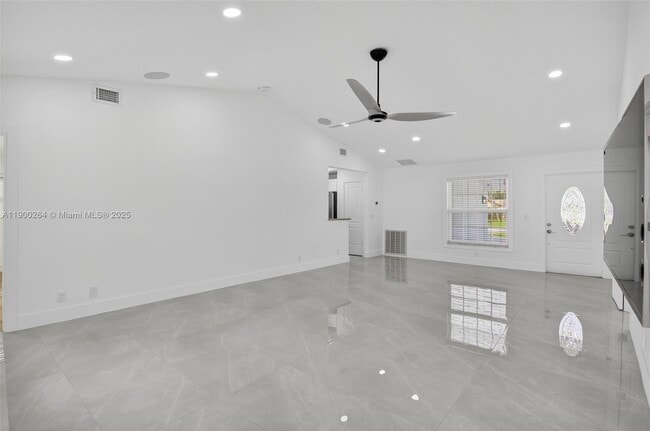 Building Photo - 5276 Pine Tree Dr