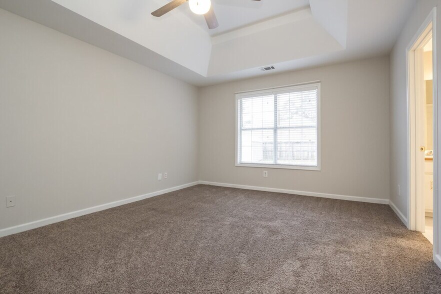 Building Photo - 2425 Huntington Dr
