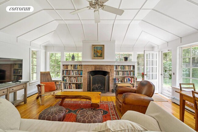 Building Photo - 179 Redwood Rd