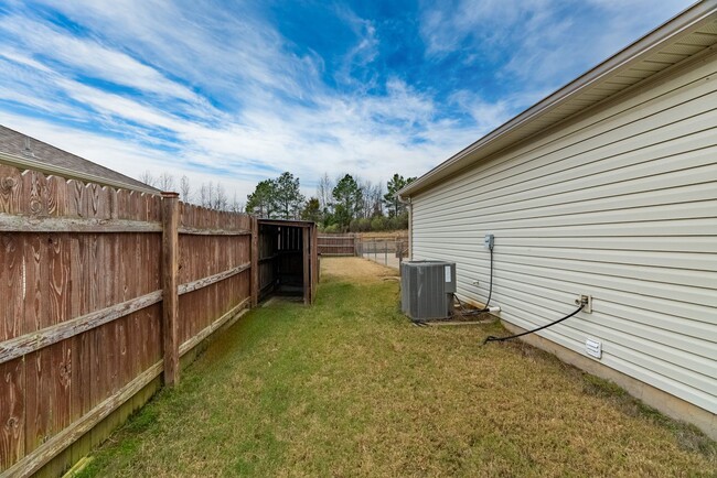 Building Photo - 4 Bedroom 2 Bath Remodeled Home