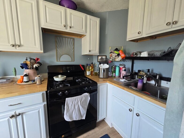 Kitchen - 272 Division St
