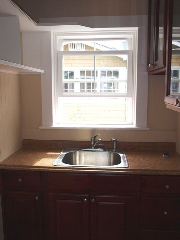 Building Photo - Charming & Bright Unit in Sausalito Banana Belt!