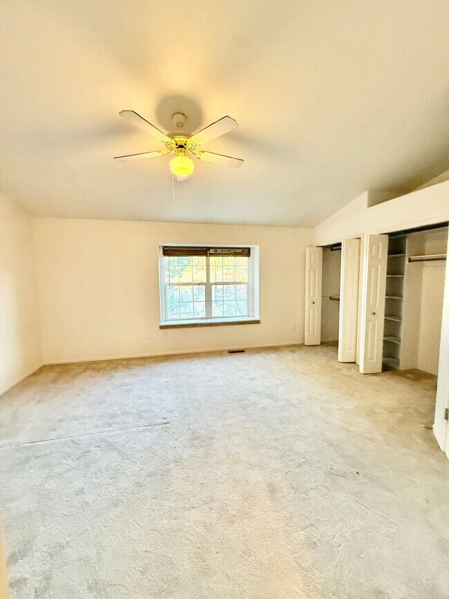 Building Photo - End- unit townhome on Hamlet!