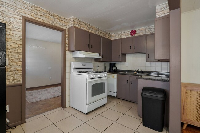 Building Photo - FULLY FURNISHED - 2 bedroom; 1 bathroom re...