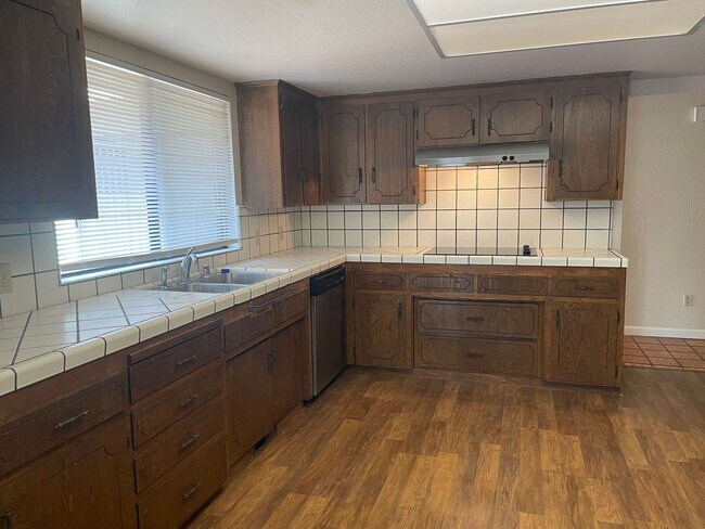 Building Photo - 3 Bed, 2.5 Bath Family Home