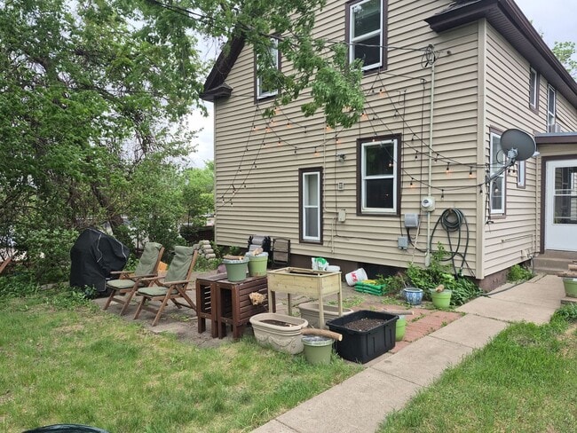 Building Photo - Recently remodeled 4 bedroom house in St P...
