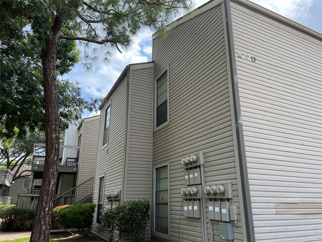 Building Photo - 9707 Richmond Ave