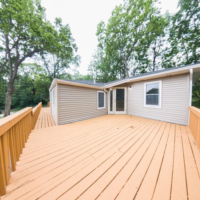 Building Photo - Updated 3 Bedroom 2.5 Bathrooms