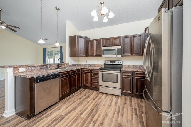Building Photo - Split Floor Plan, Open and Bright