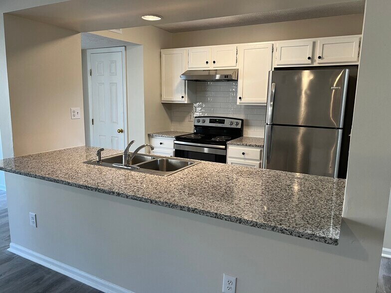 Kitchen (granite countertops, stainless appliances, ceramic tile backsplash) - 9373 Manowar Ct