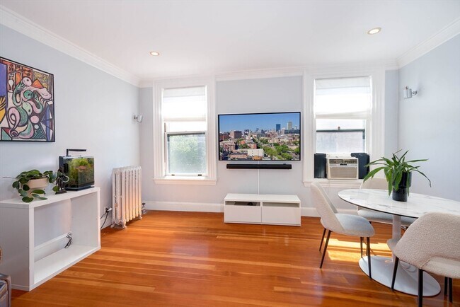 Building Photo - 1064 Beacon St