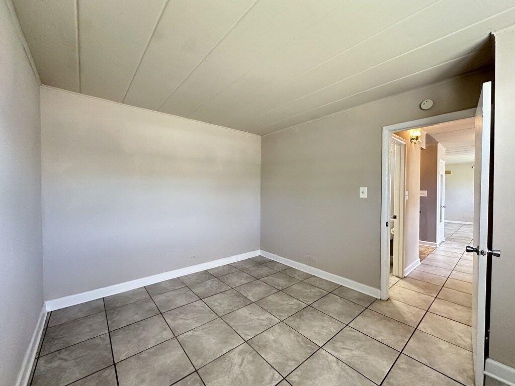 Building Photo - 9610 Ivanhoe Ave