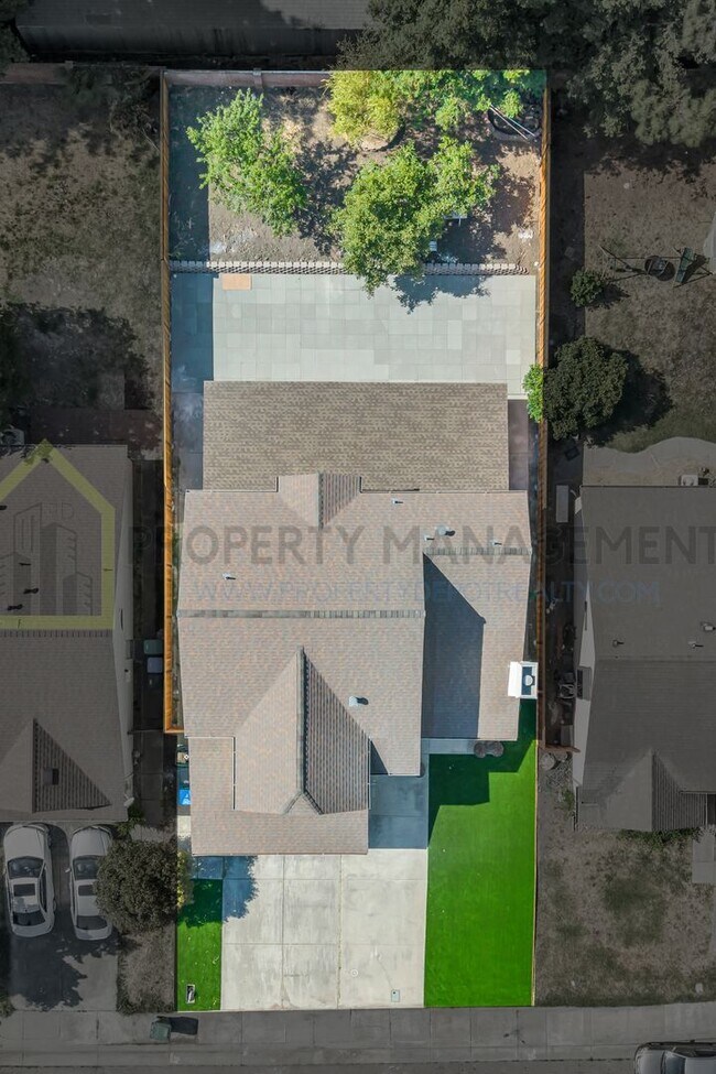 Building Photo - Completely Renovated 4-Bedroom Home with M...