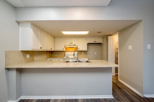 Building Photo - Fully Remodeled Townhome with Loft and Pri...