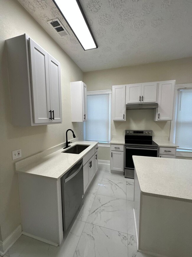 Building Photo - Fully Renovated 4/1-Single Family  Availab...