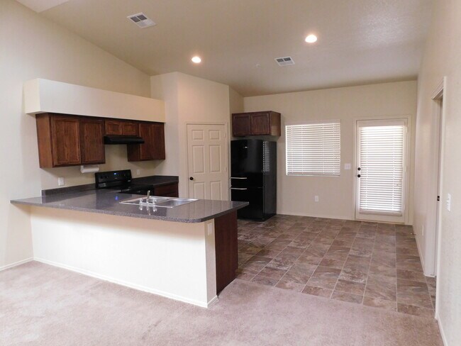 Building Photo - NICE TOWNHOME IN SUNSET MOUNTAIN VILLAS!
