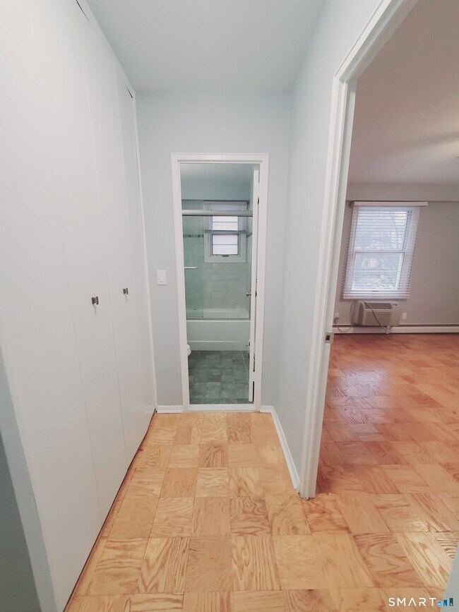 Building Photo - 30 Glenbrook Rd